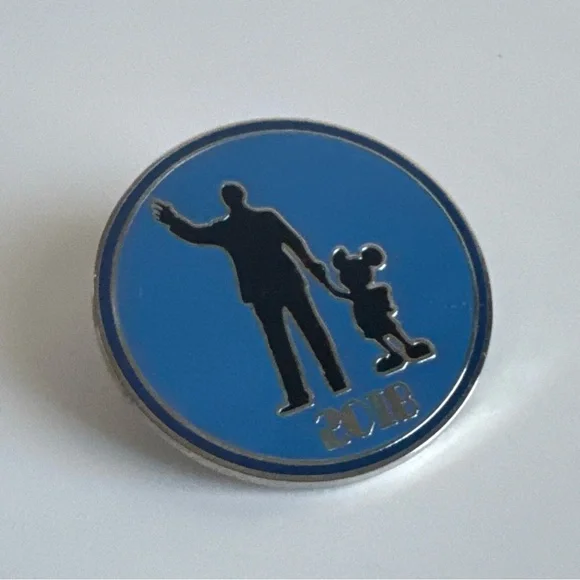 Disney pin 2018 Partners Pin Yearly Dated Walt Disney and Mickey Mouse Statue - Picture 5 of 5